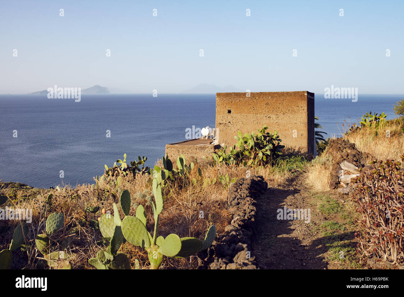 Ginostra, islas eolias/Italia - 17 de septiembre de 2016. Ginostra típica casa con islas eolias en segundo plano. Foto de stock