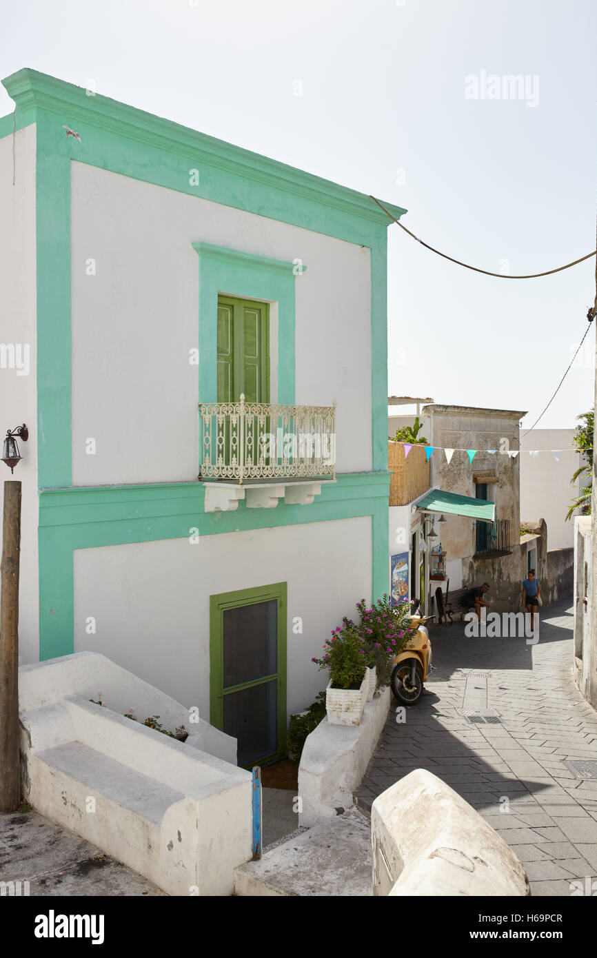 Stromboli, islas eolias/Italia - 17 de septiembre de 2016. Stromboli típica casa y calle Foto de stock