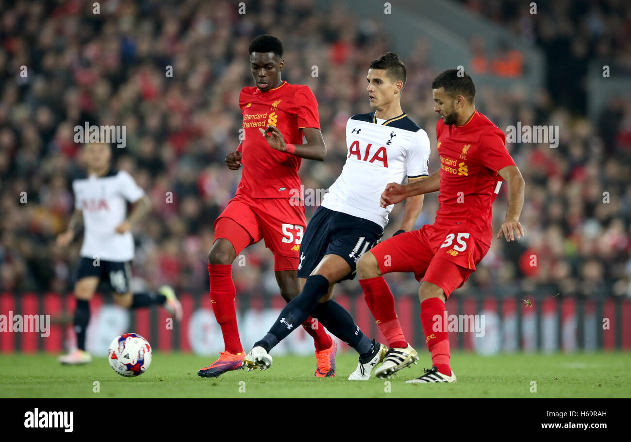 Liverpool's Oviemuno Ejaria (izquierda) y Kevin Stewart (derecha) lucha por el balón con el Tottenham Hotspur de Erik Lamela (centro) durante la Copa de EFL, Ronda de 16 partido en Anfield, Liverpool. Foto de stock