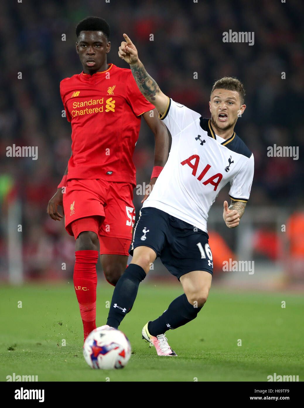 Liverpool's Oviemuno Ejaria (izquierda) y del Tottenham Hotspur Kieran Trippier (derecha) lucha por el balón durante el EFL Cup, partido de octavos de final en Anfield, Liverpool. Foto de stock