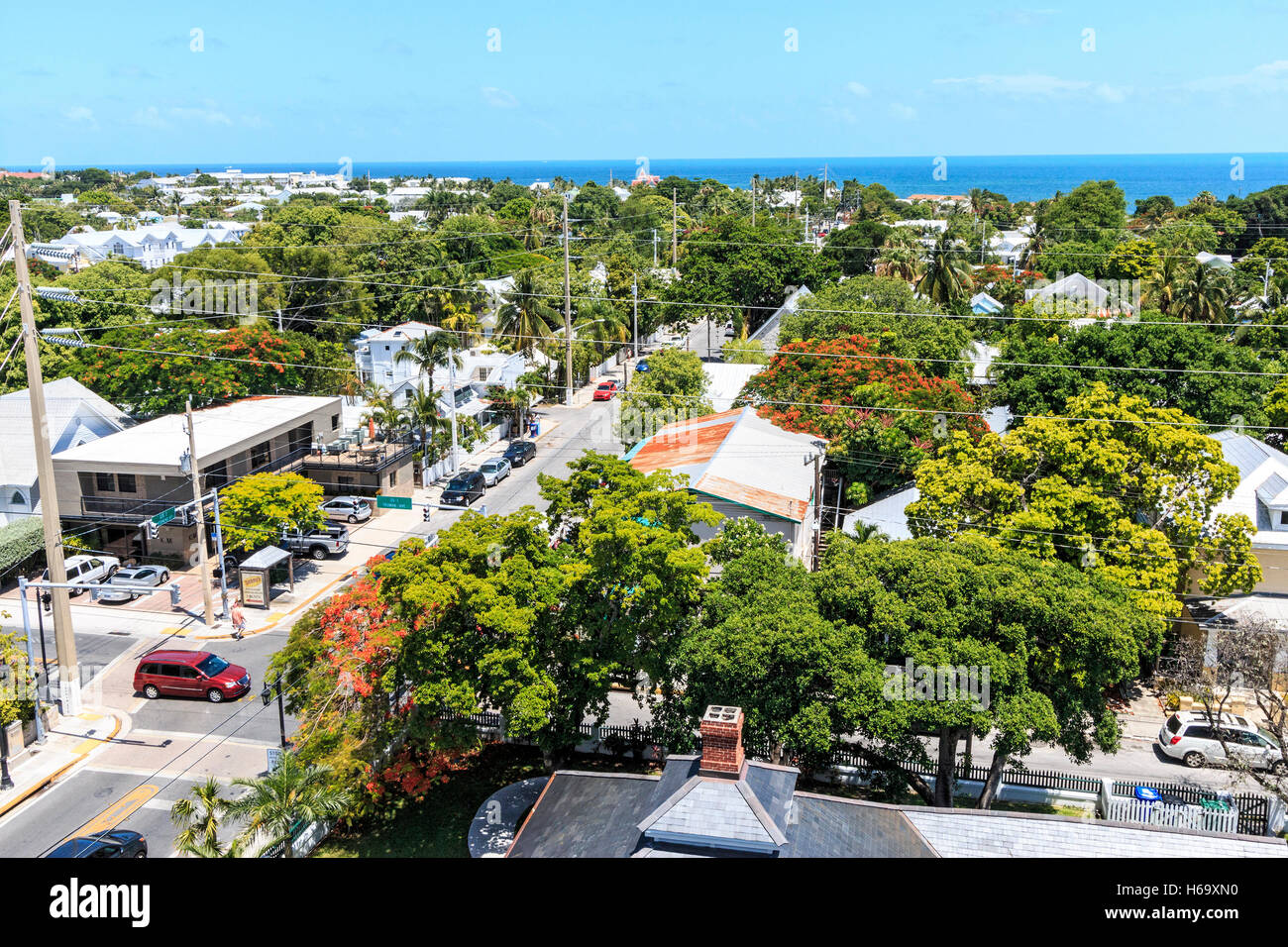 Vista desde la parte superior de la Key West Lighthouse Museum, construido en 1848. Consta de 88 pasos, es de 50 pies (15 m) de altura Foto de stock