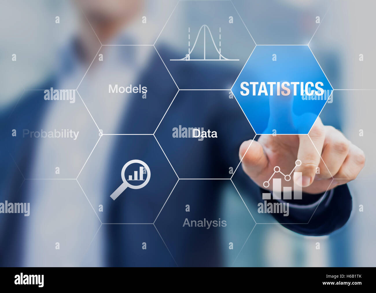Concepto de estadísticas, datos, modelos y análisis sobre una pantalla transparente con un empresario en segundo plano. Foto de stock