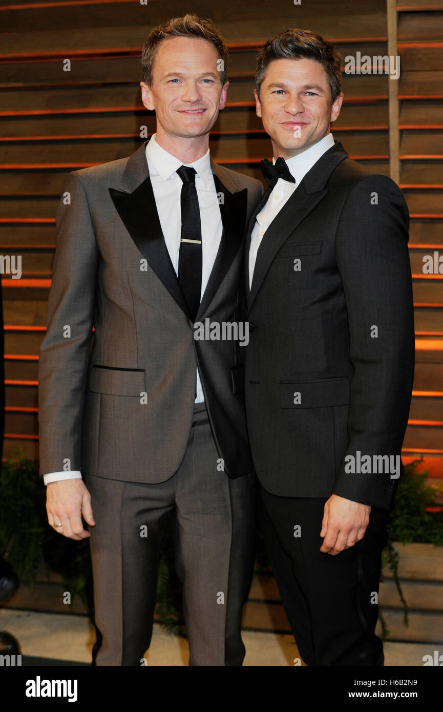 Neil Patrick Harris (l) y David Burtka atiende el 2014 Vanity Fair Oscar Party el 2 de marzo de 2014 en West Hollywood, California. Foto de stock