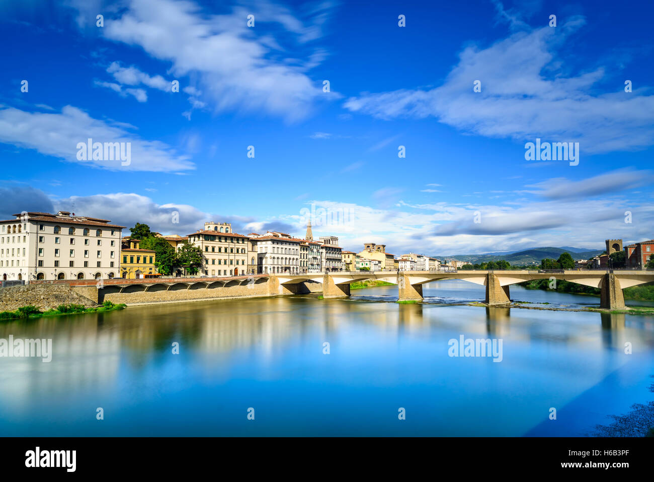 Florencia o Firenze, Ponte alle Grazie emblemático puente sobre el río Arno, puesta de sol paisaje con reflexión. Toscana, Italia. Larga exp Foto de stock