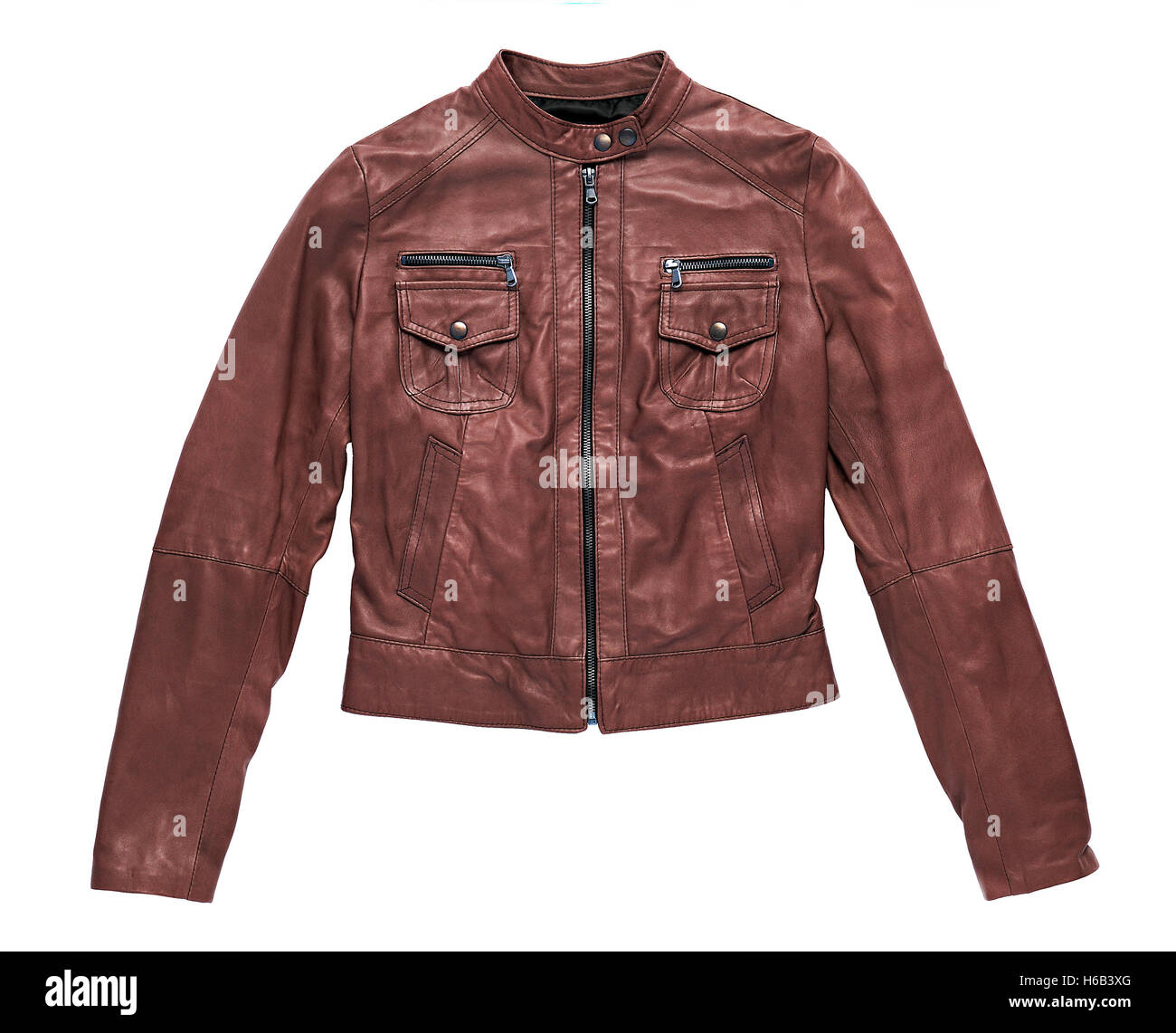 Aislados de cuero marrón rojo chaqueta con cremallera frontal cerrado y los brazos extendidos aparecen en blanco en un concepto de moda Foto de stock