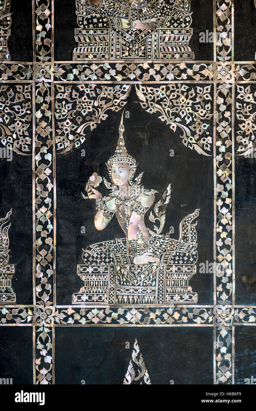 La madre de la perla de Asia antiguo diseño con bailarina tailandesa sobre  fondo negro ébano en un templo budista en Bangkok, Tailandia Fotografía de  stock - Alamy