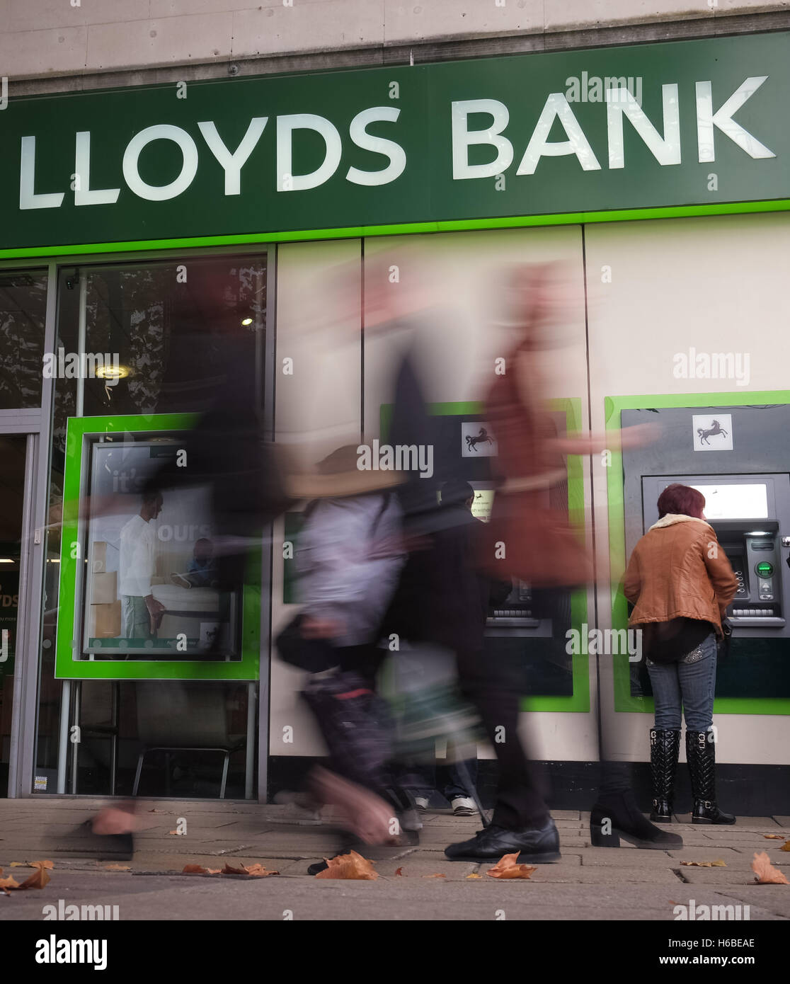 Una vista general del Lloyds Bank en Commercial Road, Portsmouth Foto de stock
