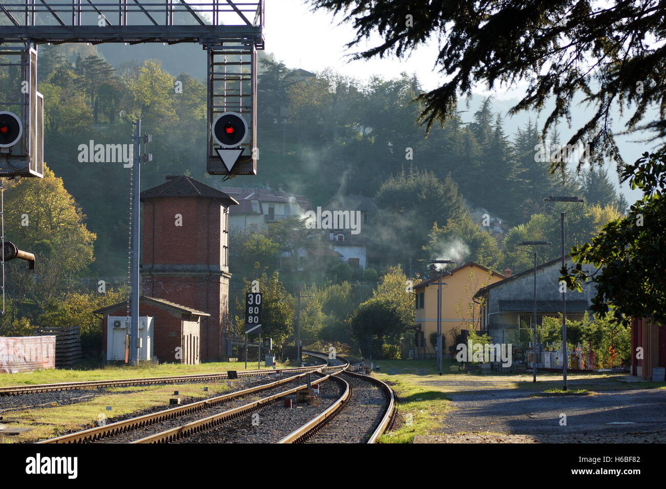 Ferrocarril en Marradi. Marradi, provincia de Florencia, Italia, en la región Toscana Foto de stock