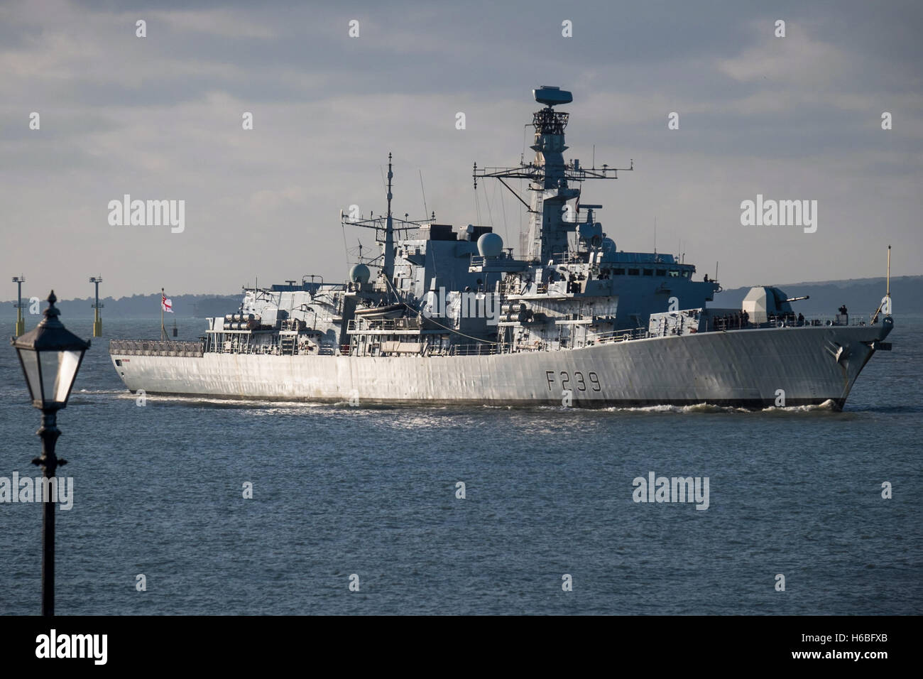 La Fragata tipo 23, HMS Richmond (F239), regresando a su puerto de Portsmouth. Foto de stock
