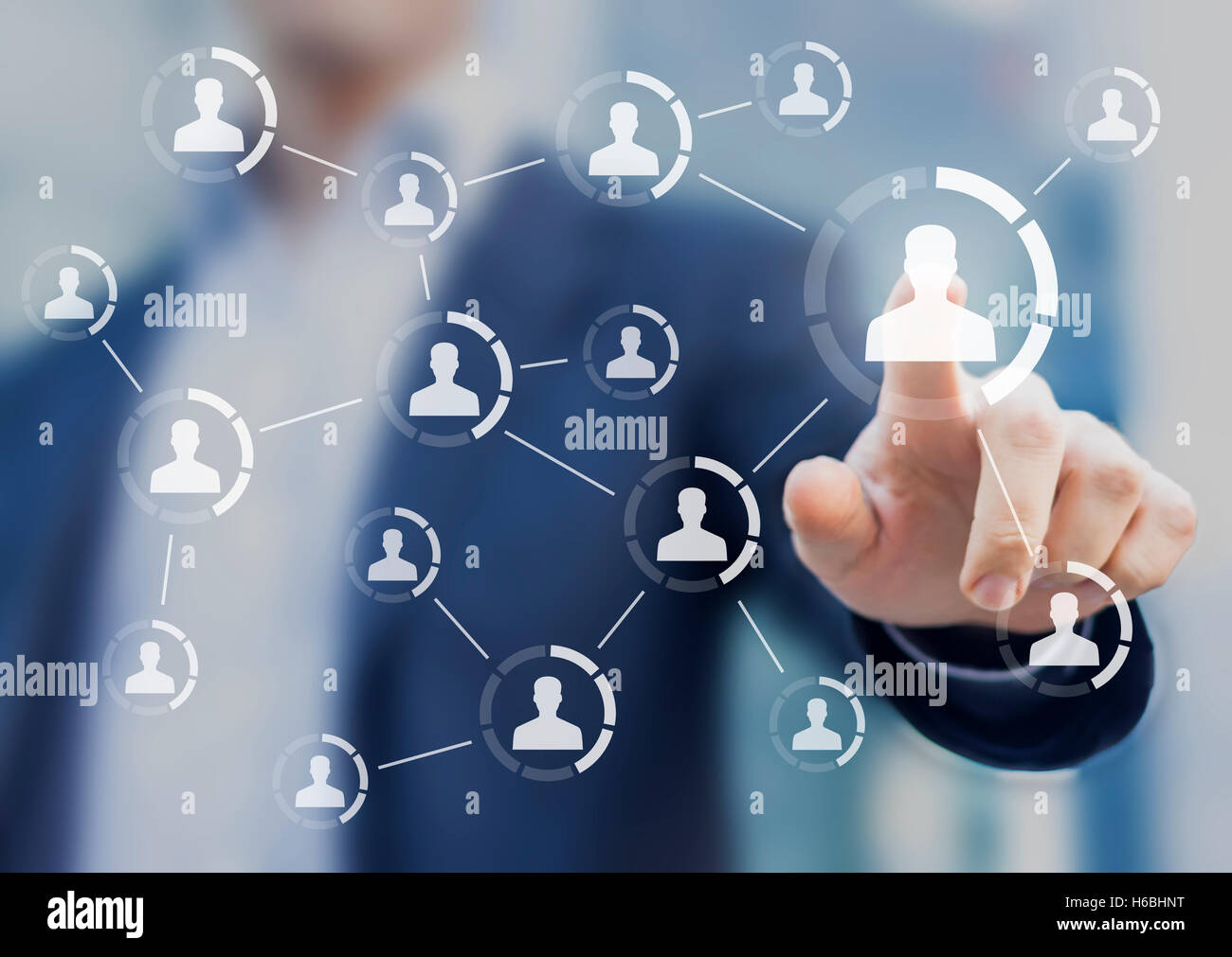 La estructura de la red social, mostrando conexiones entre los perfiles de la gente, interfaz virtual con una persona en segundo plano. Foto de stock