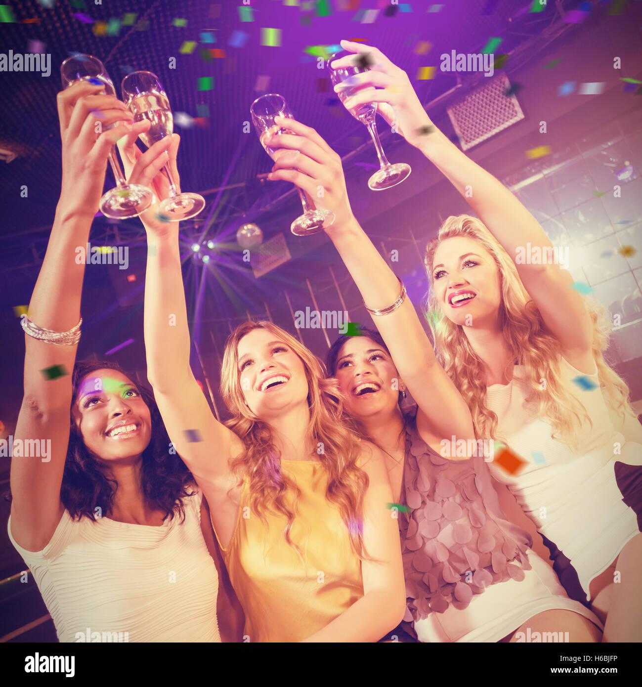 Party girls champagne fotografías e imágenes de alta resolución - Alamy