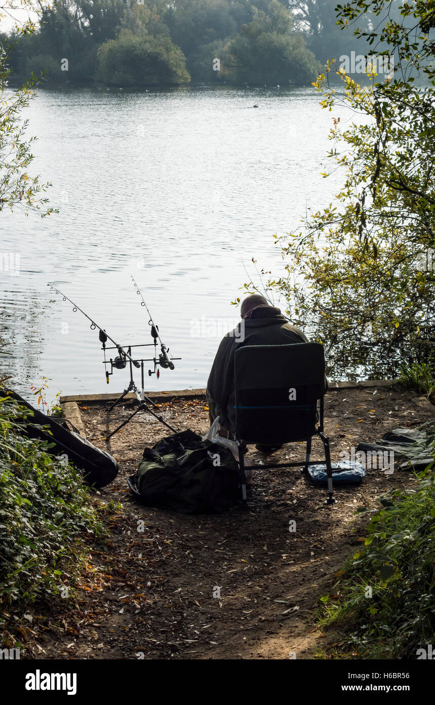 Lago de pesca pescador con dos varillas Milton Country Park CAMBRIDGE CAMBRIDGE Inglaterra 2016 Foto de stock