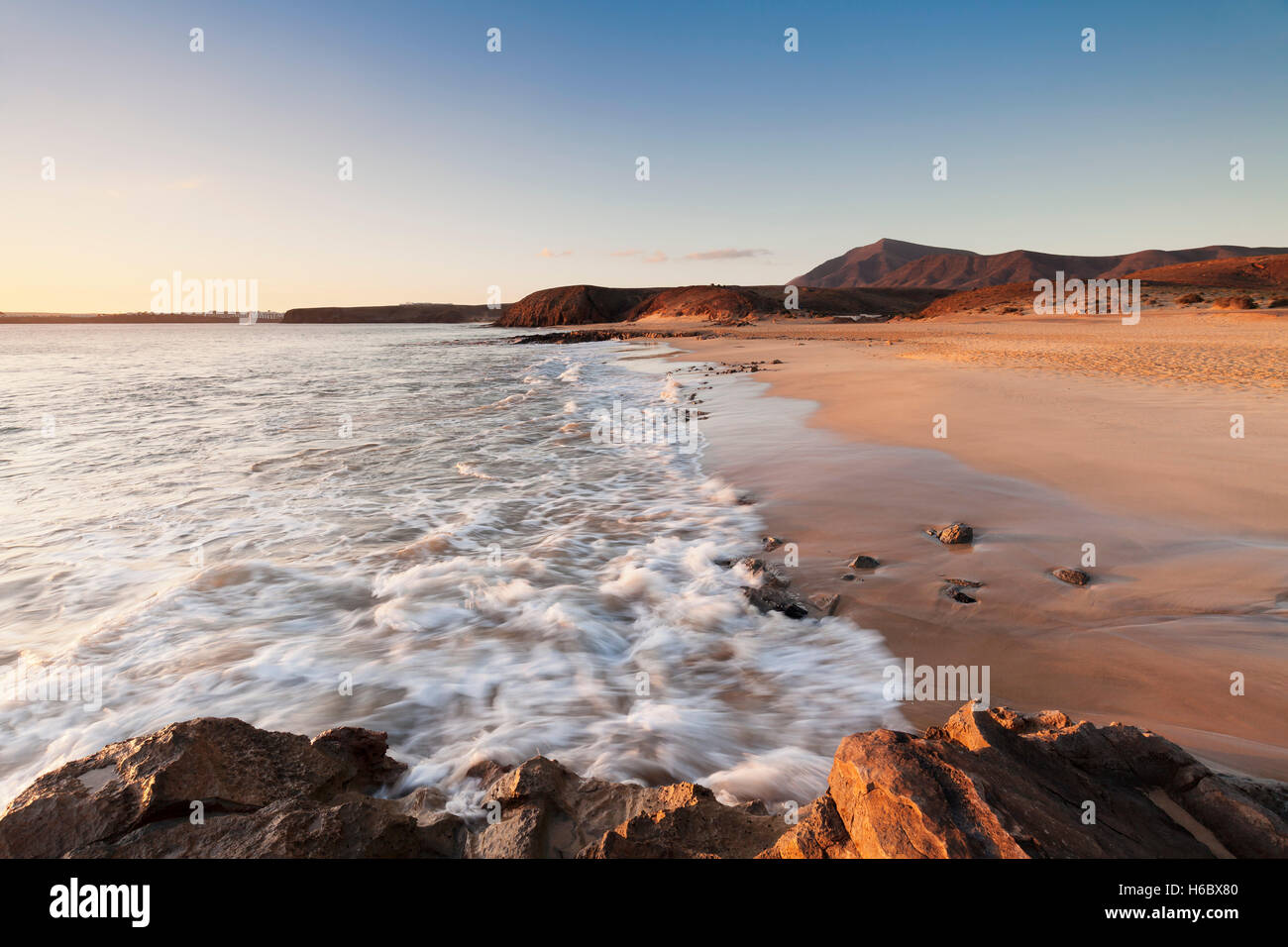 Playa Mujeres, luz del atardecer, Papagayo, cerca de Playa Blanca, Lanzarote, Islas Canarias, España Foto de stock