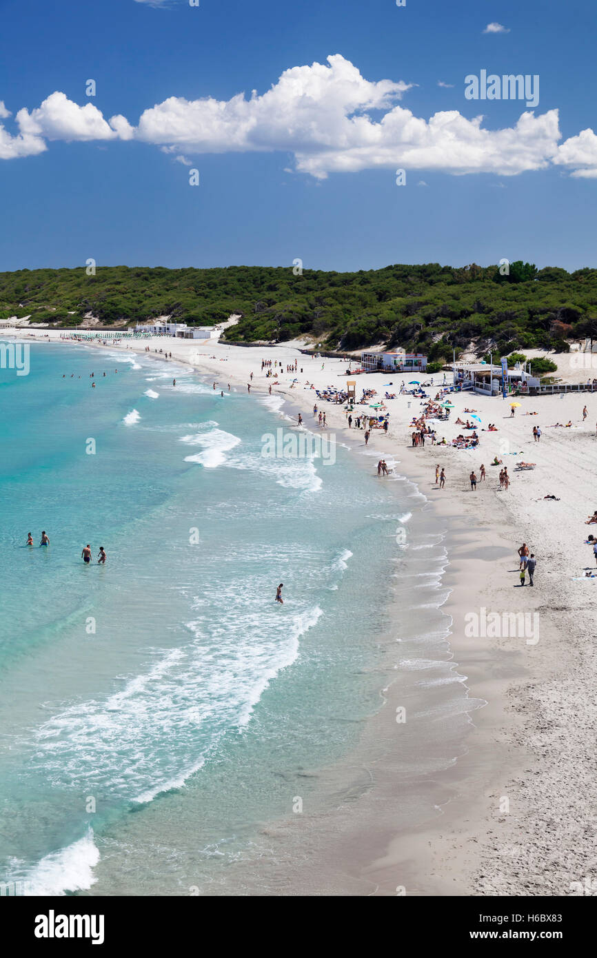 Bañistas en la playa, beach resort Torre dell 'Orso, Mar Adriático, cerca de Otranto, Provincia de Lecce, la península de Salento, Apulia Foto de stock