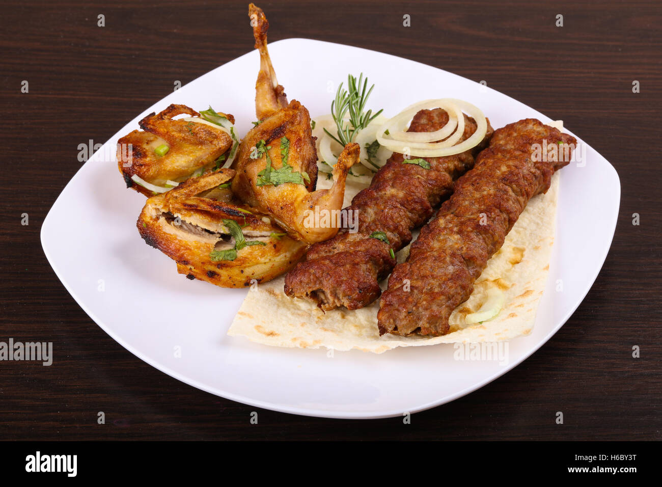 Carne de kebab y codorniz asada con la cebolla y el perejil Fotografía