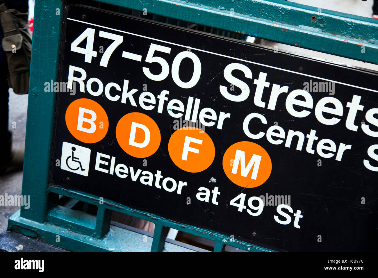 Letrero con su entrada a la 47-50 st. La estación de metro del centro Rockefeller en Manhattan, Nueva York. Foto de stock