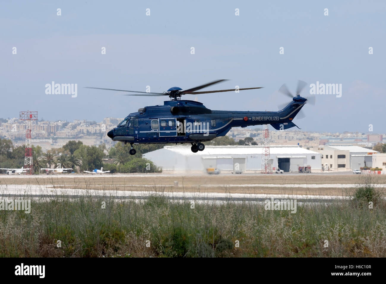 Aerospatiale como Bundespolizei-332L1 Super Puma viene a tierra después de  una misión de búsqueda y rescate en el mar Mediterráneo Fotografía de stock  - Alamy