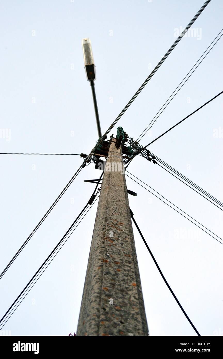 Poste eléctrico con cables y alumbrado público Foto de stock