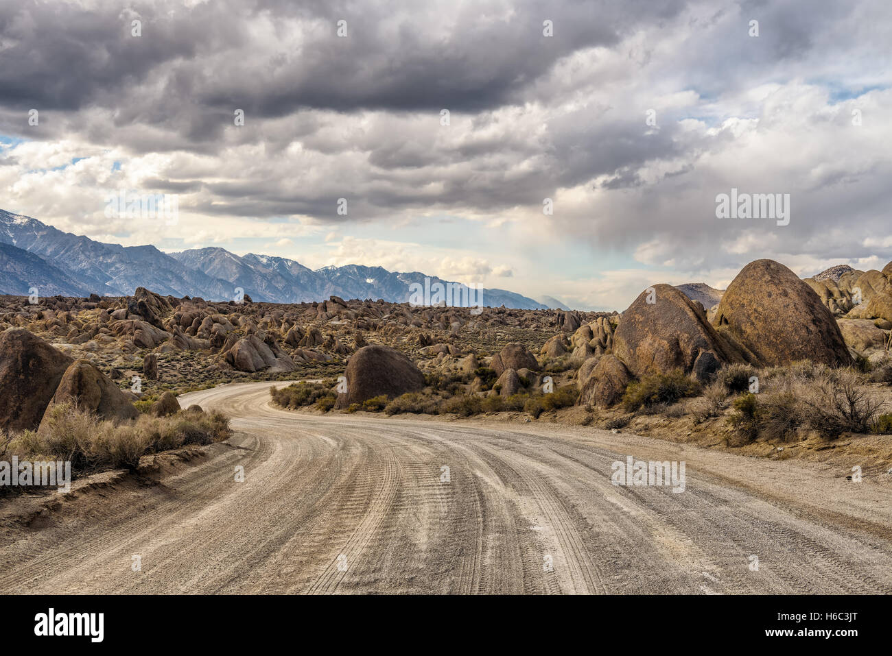 Camino de tierra en las colinas de Alabama en Sierra Nevada cerca de Lone Pine, California, EE.UU. Foto de stock