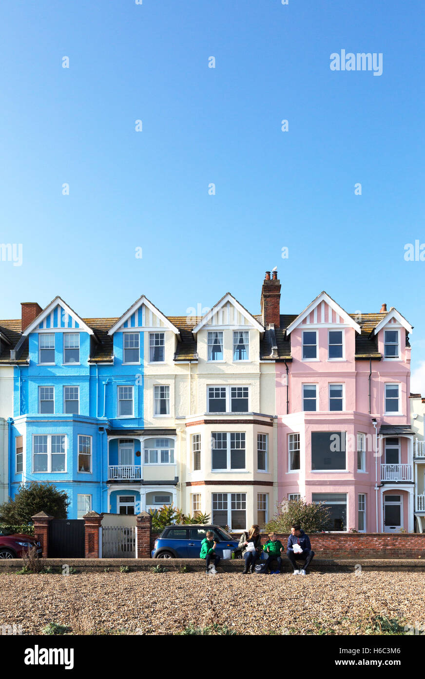 Casas coloridas Reino Unido; casas victorianas coloridas adosadas en el paseo marítimo de Aldeburgh en verano, Aldeburgh, Suffolk Inglaterra Reino Unido Foto de stock