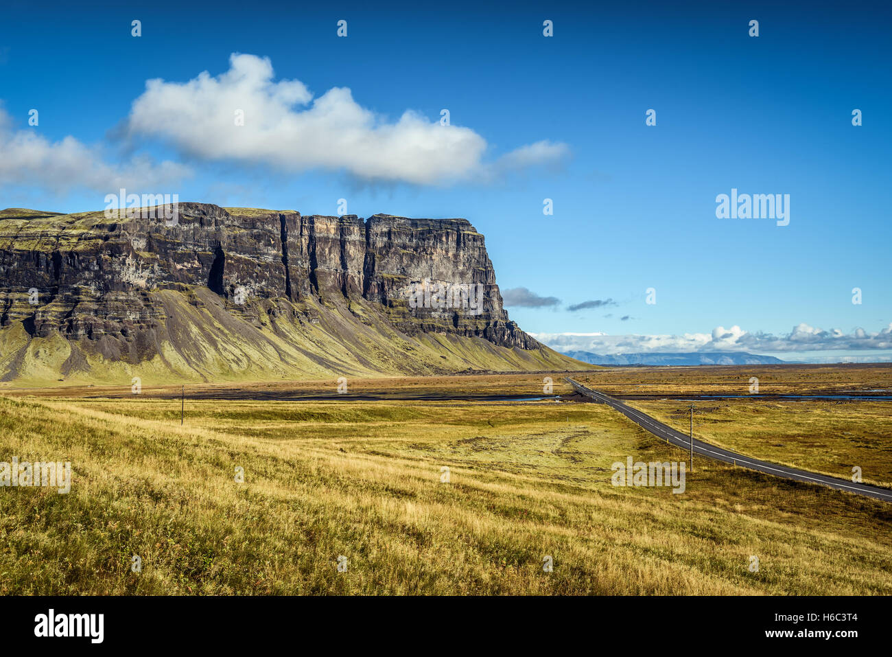 Pintoresco paisaje con la famosa carretera de circunvalación de Islandia Foto de stock