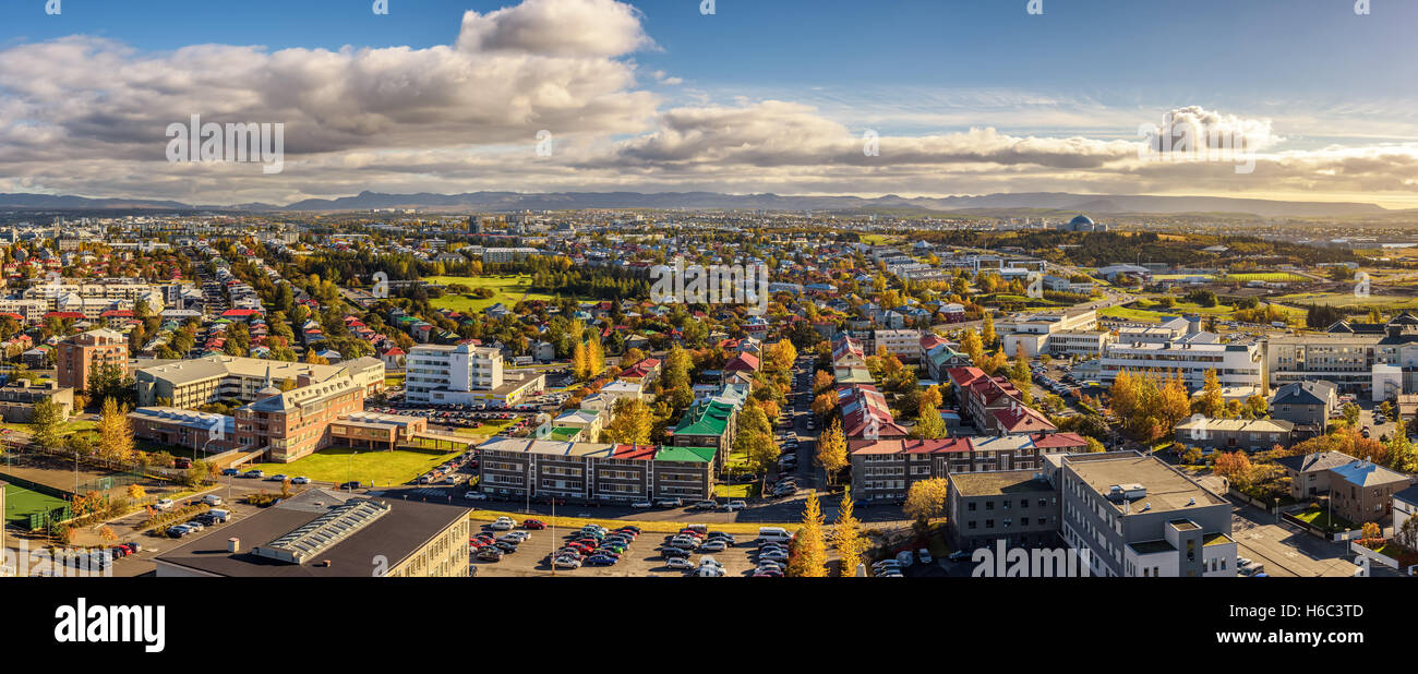 Panorama de Reykjavik en Islandia se ve desde la parte superior de la iglesia Hallgrimskirkja Foto de stock