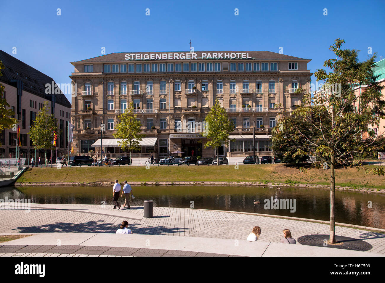 En Europa, Alemania, Dusseldorf, el Steigenberger Parkhotel en la calle Koenigsallee, el parque Hofgarten. Foto de stock
