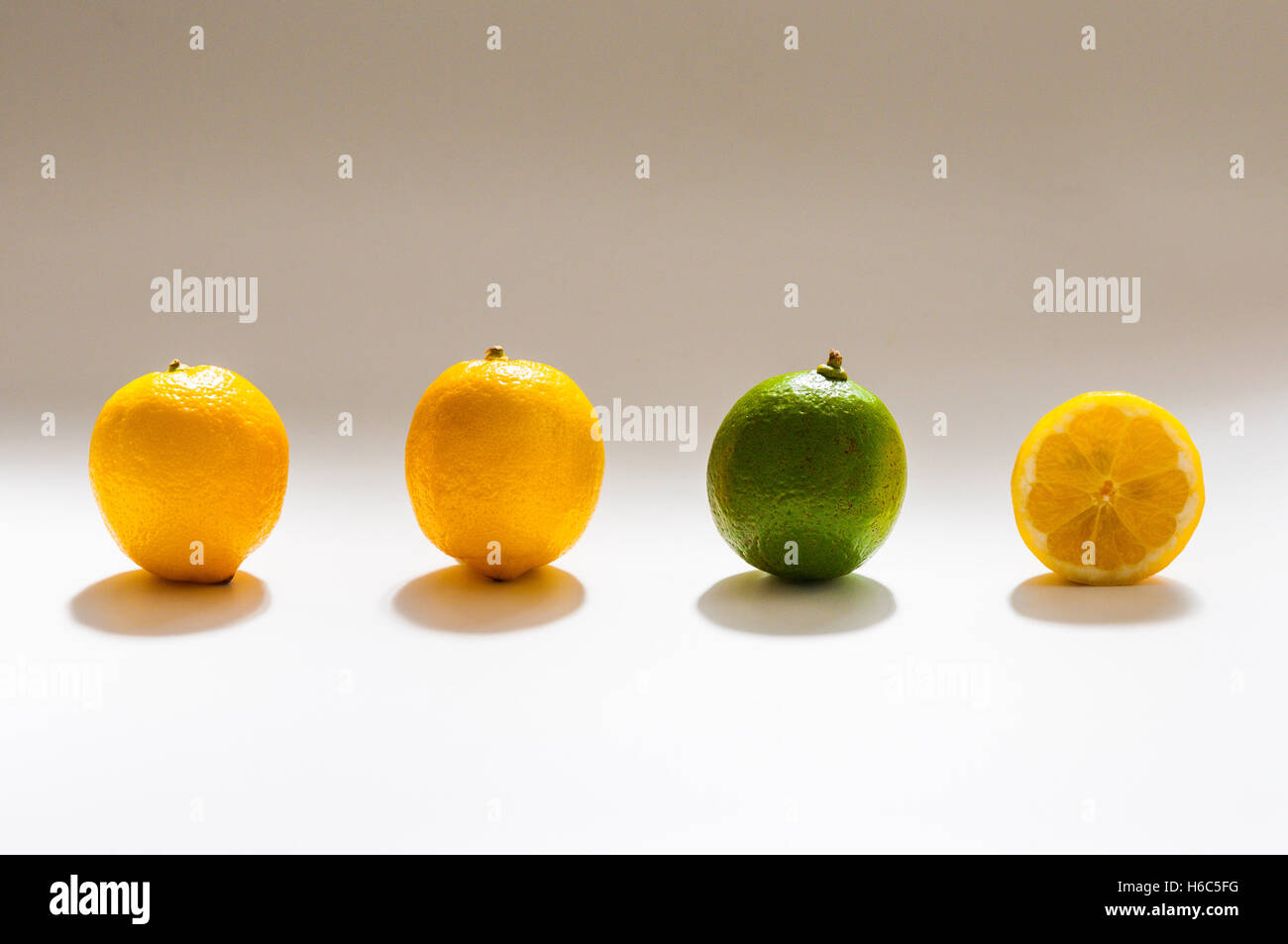 2 limones 1 de cal y 1 de medio limón Fotografía de stock - Alamy
