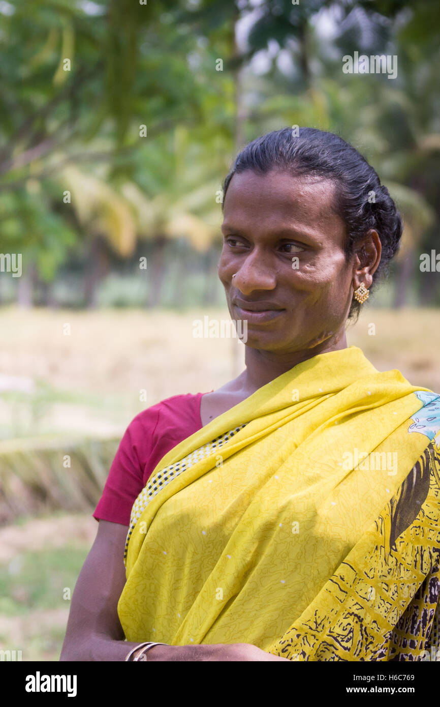 Sonriendo Hijra persona transgénero en entorno rural. Foto de stock