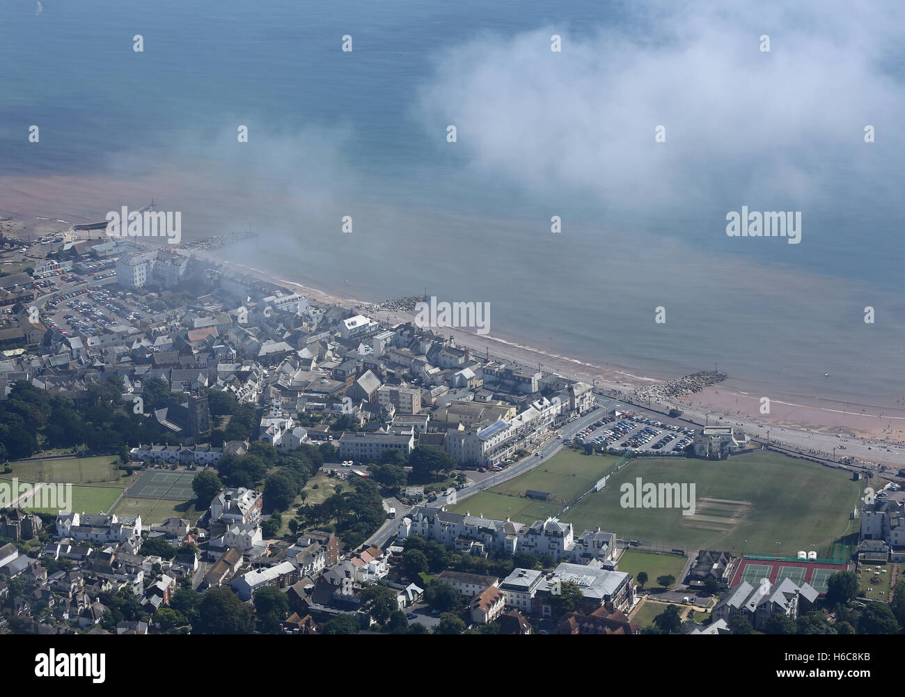 Vista aérea de la ciudad de la costa de Devon Sidmouth como la niebla de la mañana empieza a borrar. Foto de stock