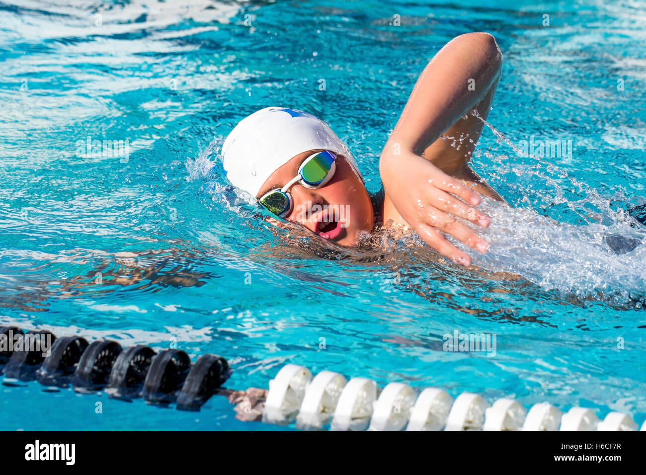 Cerrar la acción de disparo jovencito freestyle natación Natación en la práctica. Foto de stock