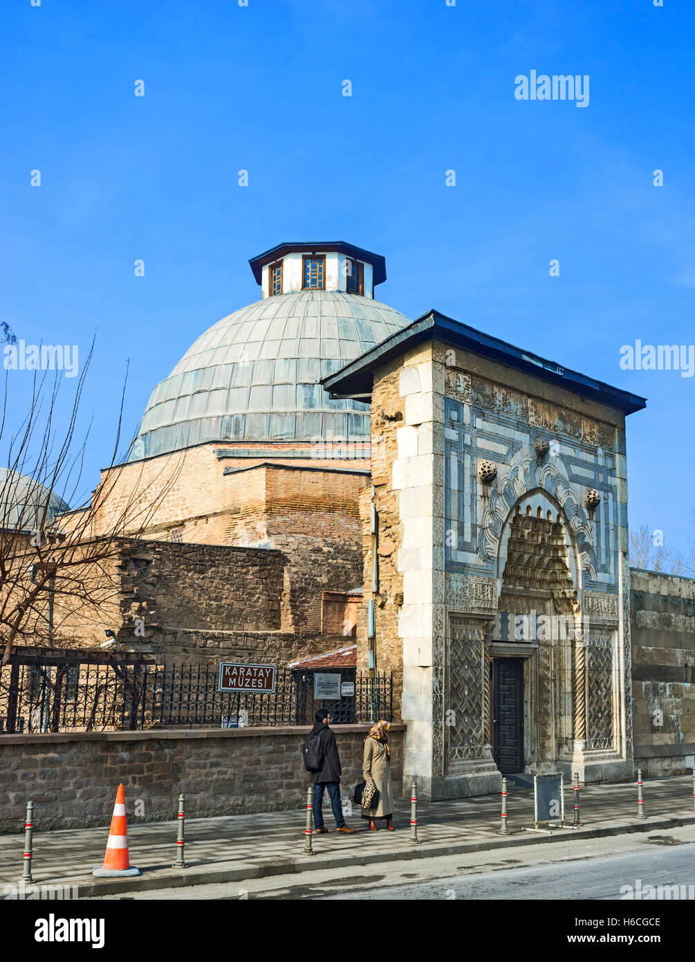 Las puertas de piedra tallada de las madrazas Karatay decoradas con motivos  geométricos en estilo islámico, Konya, Turquía Fotografía de stock - Alamy