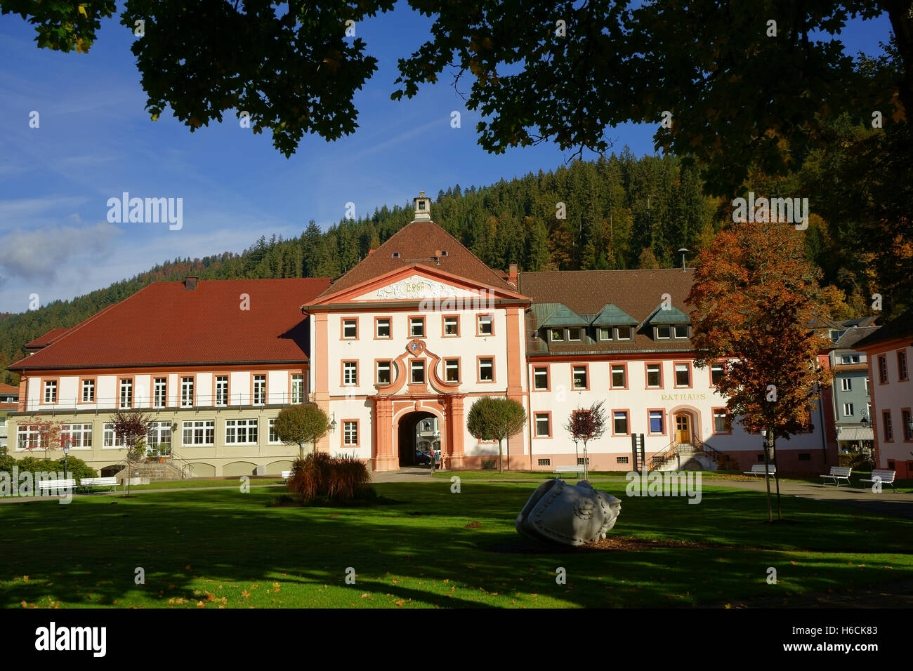 Rathaus o Ayuntamiento, con Park, la ciudad de Sankt Blasien, Selva Negra, Alemania Albtal Foto de stock