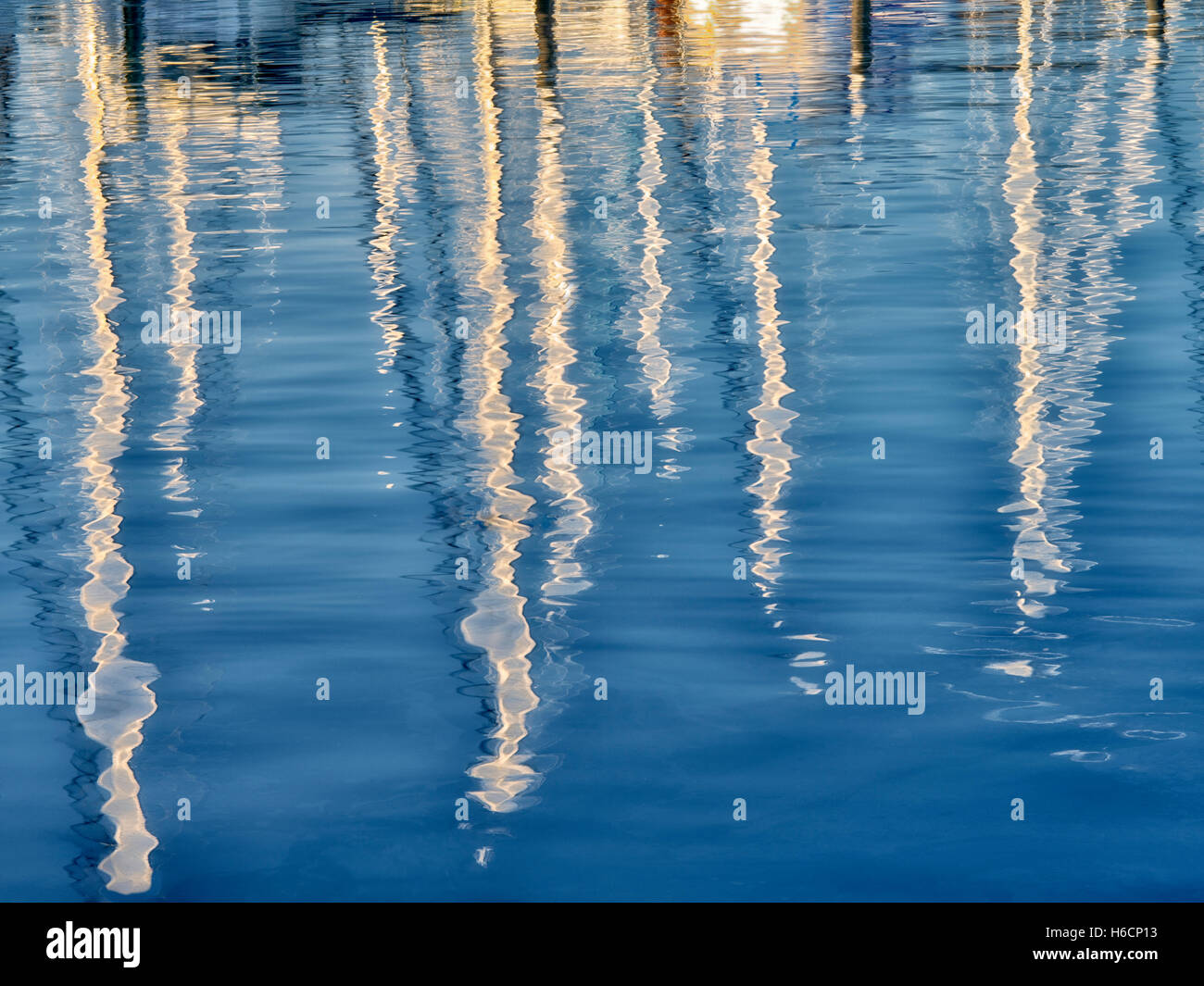 Mástiles vela reflejada en Monterey, California, Puerto y Puerto Deportivo Foto de stock