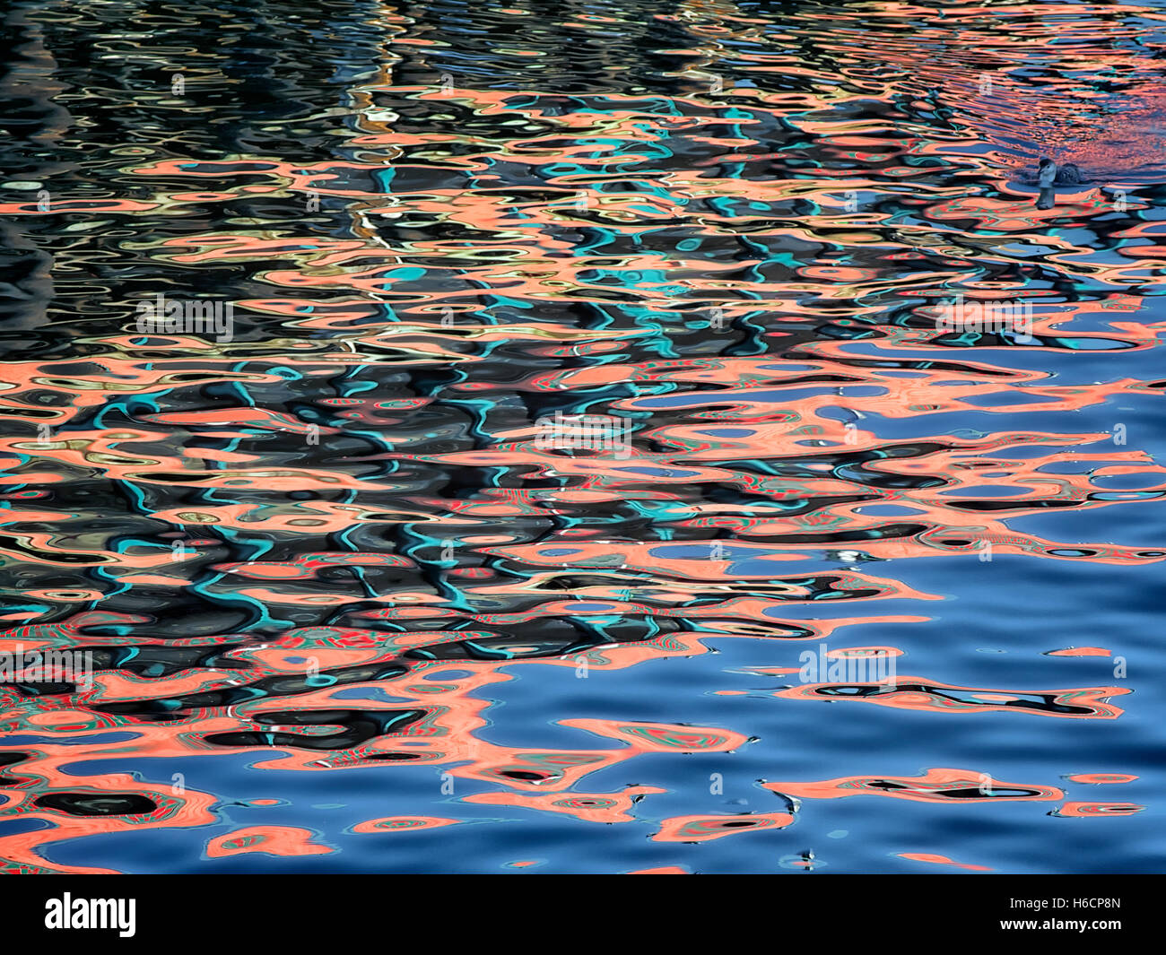 Reflexión abstracta de los edificios. Fisherman's Wharf. Monterey, California Foto de stock