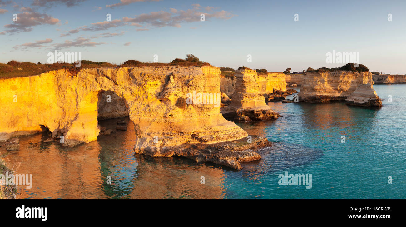 Los escarpados acantilados, Sant'Andrea, Adria, cerca de Otranto, Provincia de Lecce, la península de Salento, Puglia, Italia Foto de stock