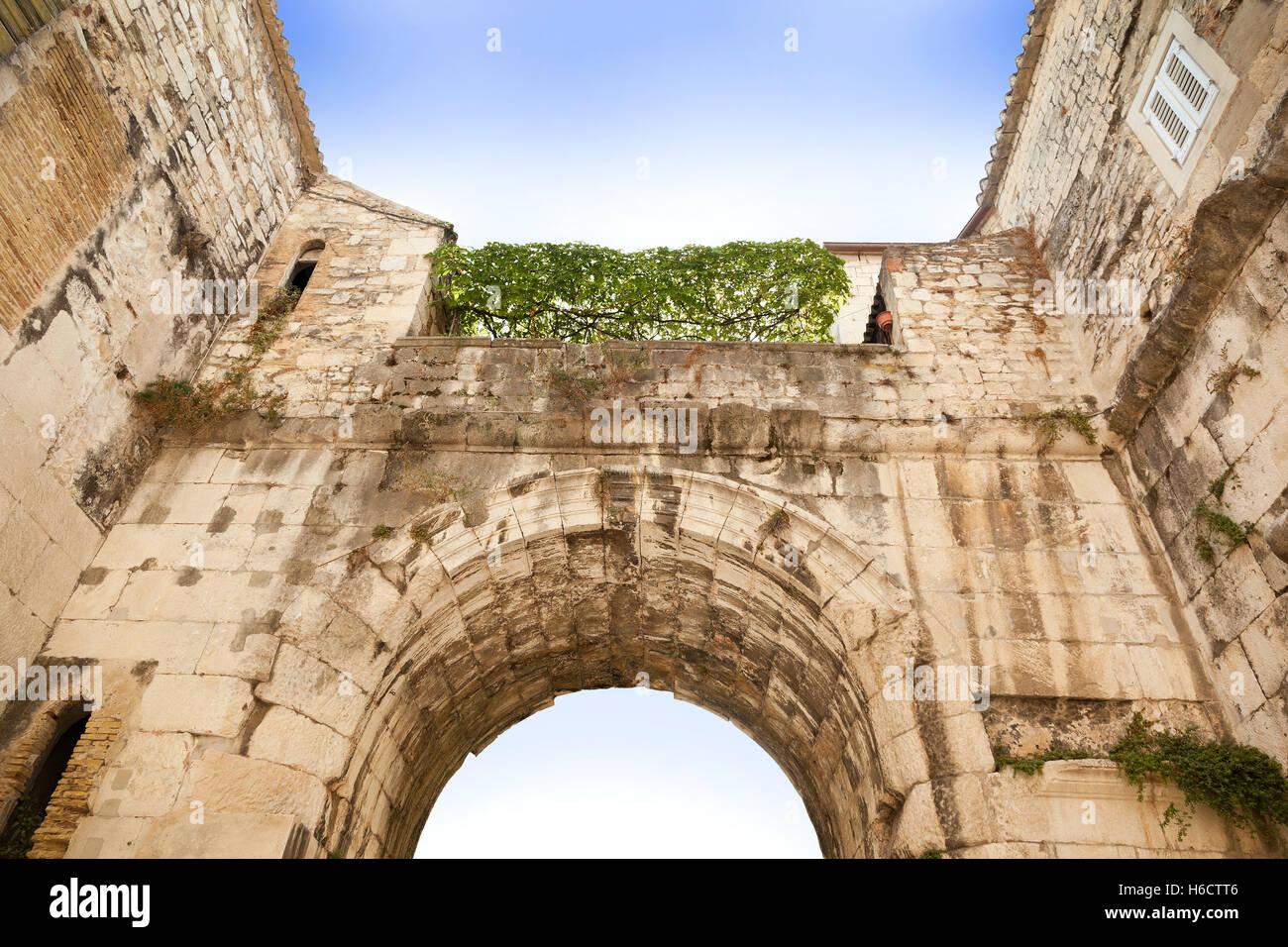 En el arco de entrada norte, el Palacio de Diocleciano romano, Split, Croacia. Detalle arquitectónico Foto de stock