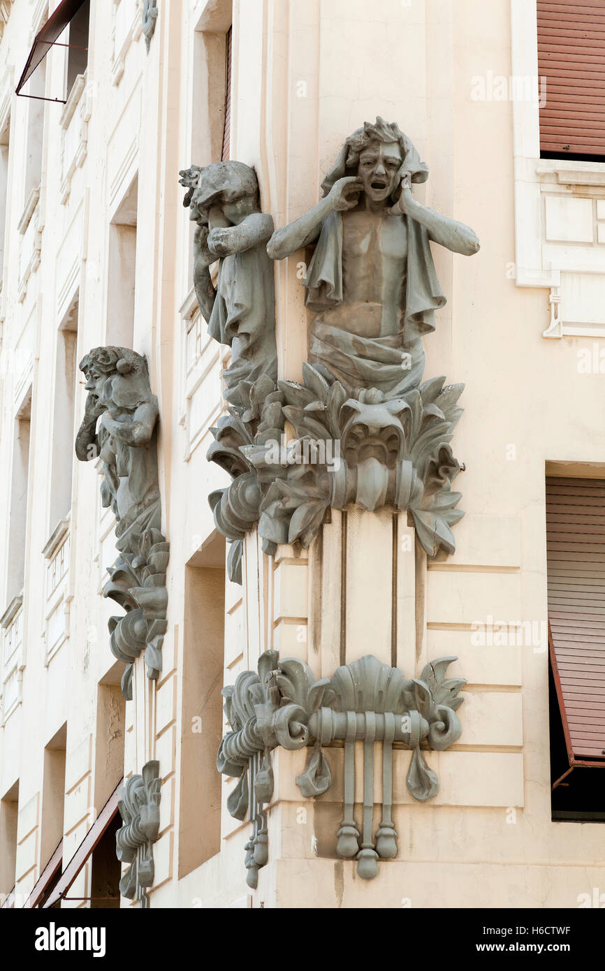 NERETVANSKA split, croacia. Personaje teatral estatuas embellecen edificios locales Foto de stock