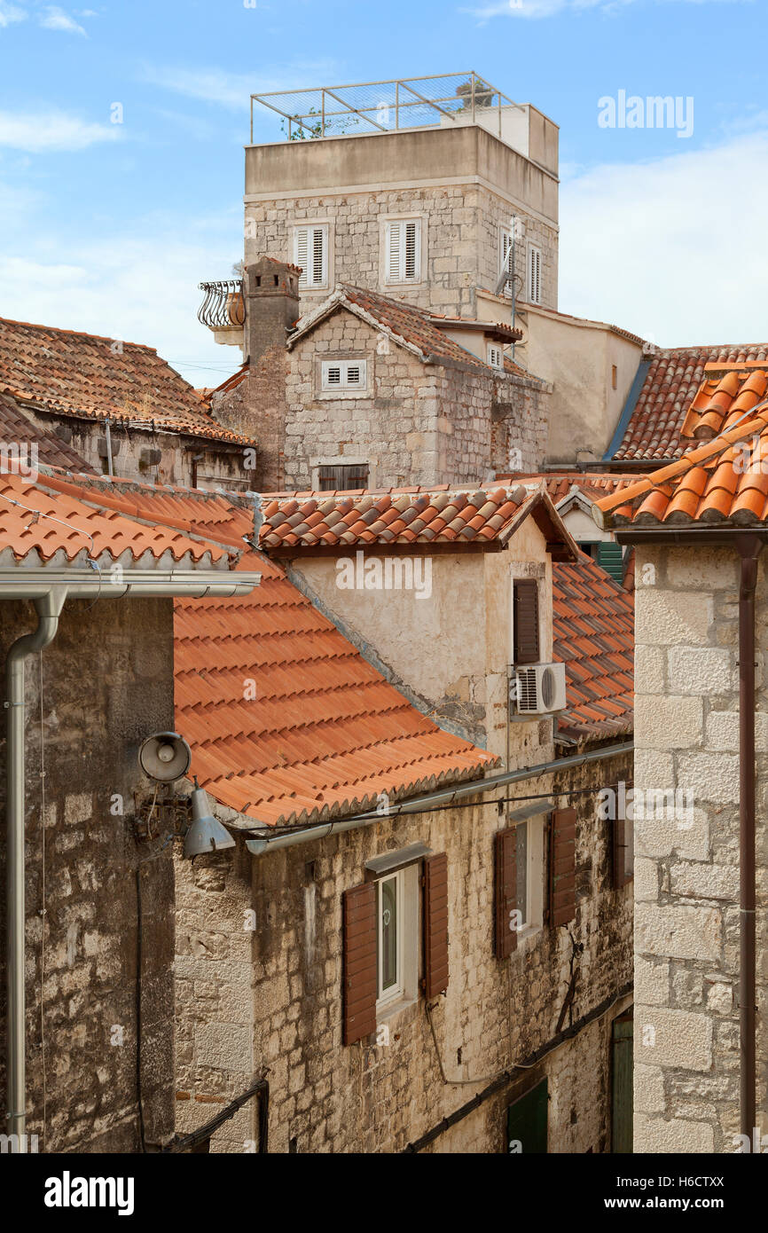 En el interior del Palacio de Diocleciano romano, Split, Croacia. Detalle arquitectónico de las viejas y nuevas adiciones. Foto de stock