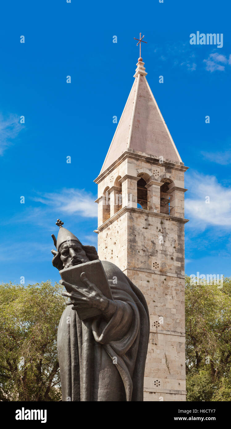 La gigantesca estatua de la 10th-century obispo Croata de Gregorio de Nin, enfrente del Golden Gate, Split, Croacia Foto de stock