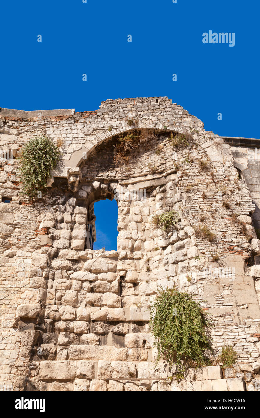Detalle de la pared externa, el romano el palacio de Diocletian, Split, Croacia. Detalle de una ventana de arquitectura Foto de stock