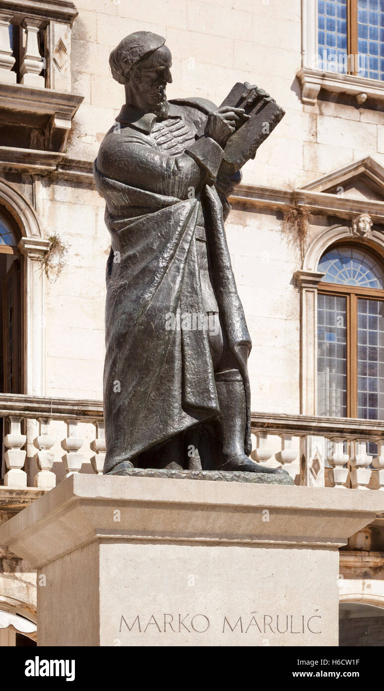 La estatua de Marko Marulić, por Ivan Mestrovic el palacio de Diocletian, Split, Croacia. Foto de stock
