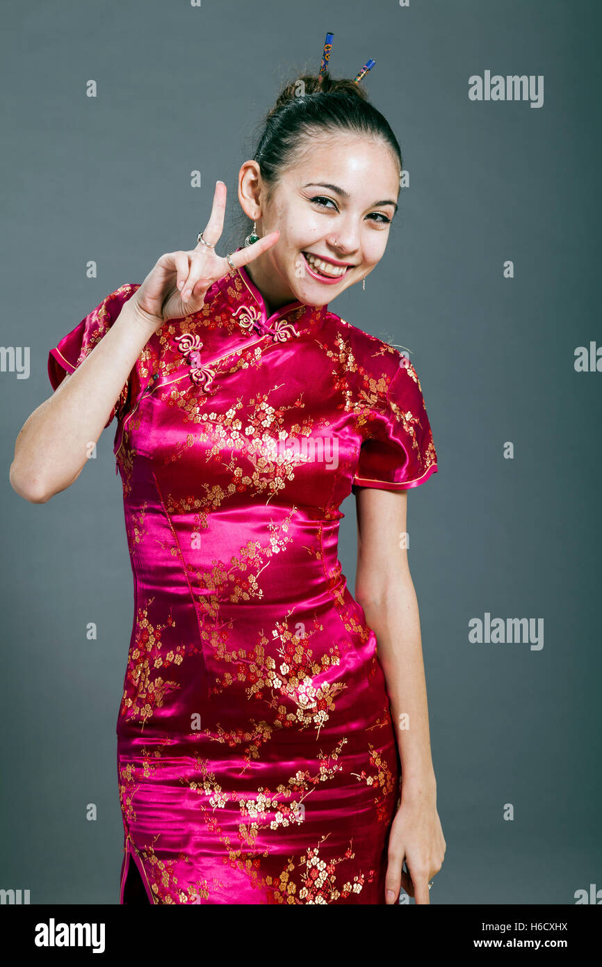 Foto de estudio de una mujer en sus veinte, vistiendo ropa tradicional china y están generalmente muy lindo. Foto de stock