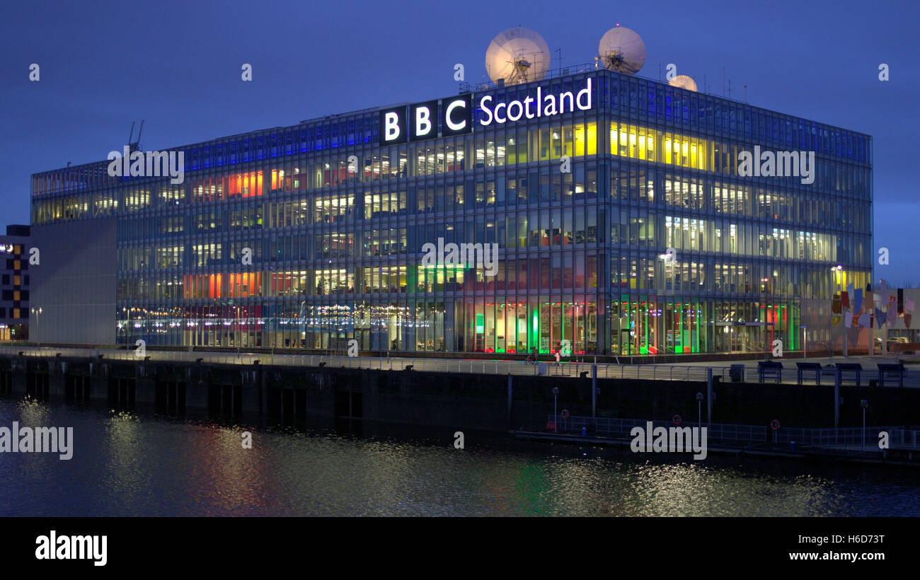 La sede de la BBC de Escocia en pacific quay Glasgow en la noche Foto de stock