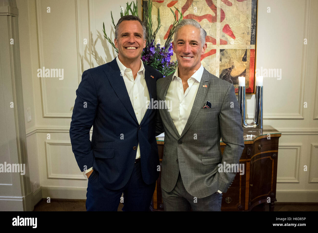 Rufus Gifford, embajador de Estados Unidos en Dinamarca, ha retratado con su esposo, el Dr. Stephen DeVincent. Foto de stock