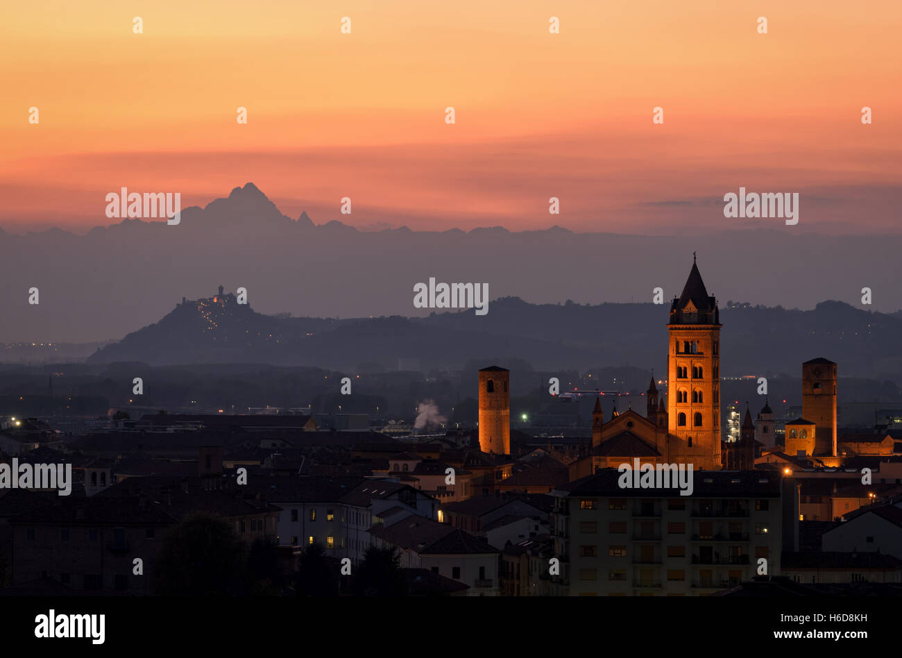 Alba al atardecer y en el fondo Monviso Foto de stock