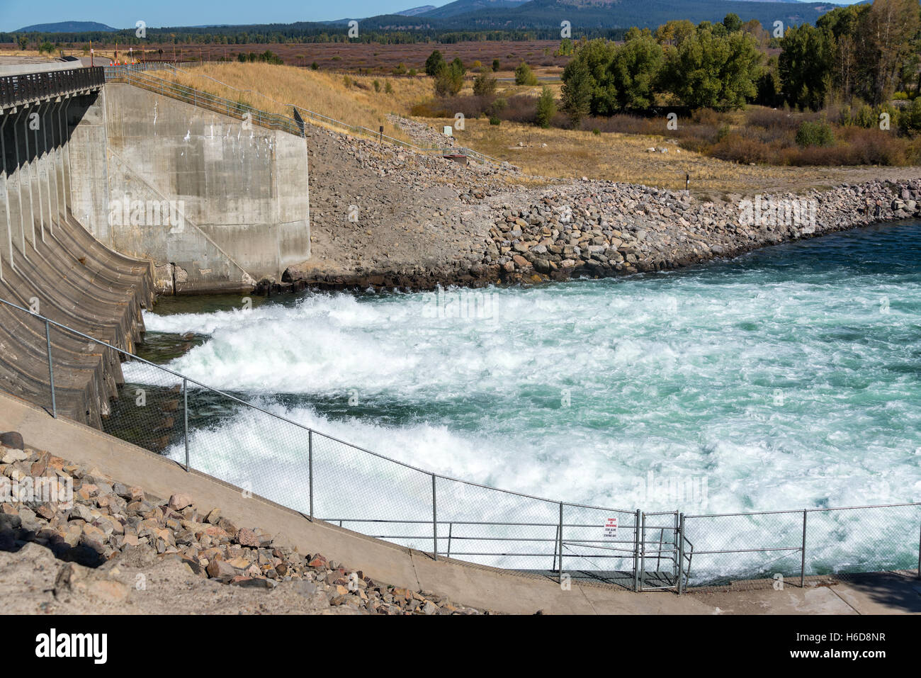 El agua que corre desde el Lago Jackson Dam cerca de Jackson Hole, Wyoming. Foto de stock