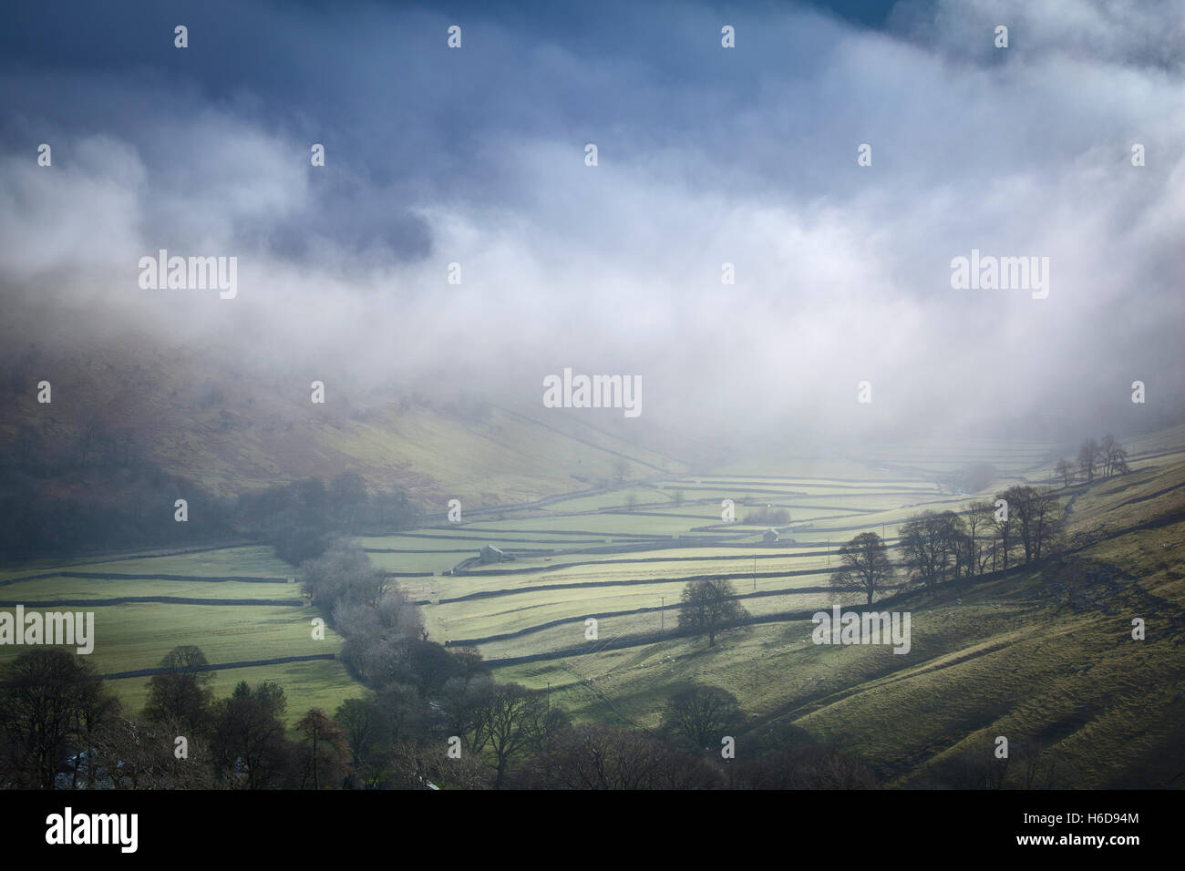 Niebla a través del valle de laminación en Nether Hesleden Littondale cerca de Halton Gill, Littondale, Valles de Yorkshire, Reino Unido Foto de stock