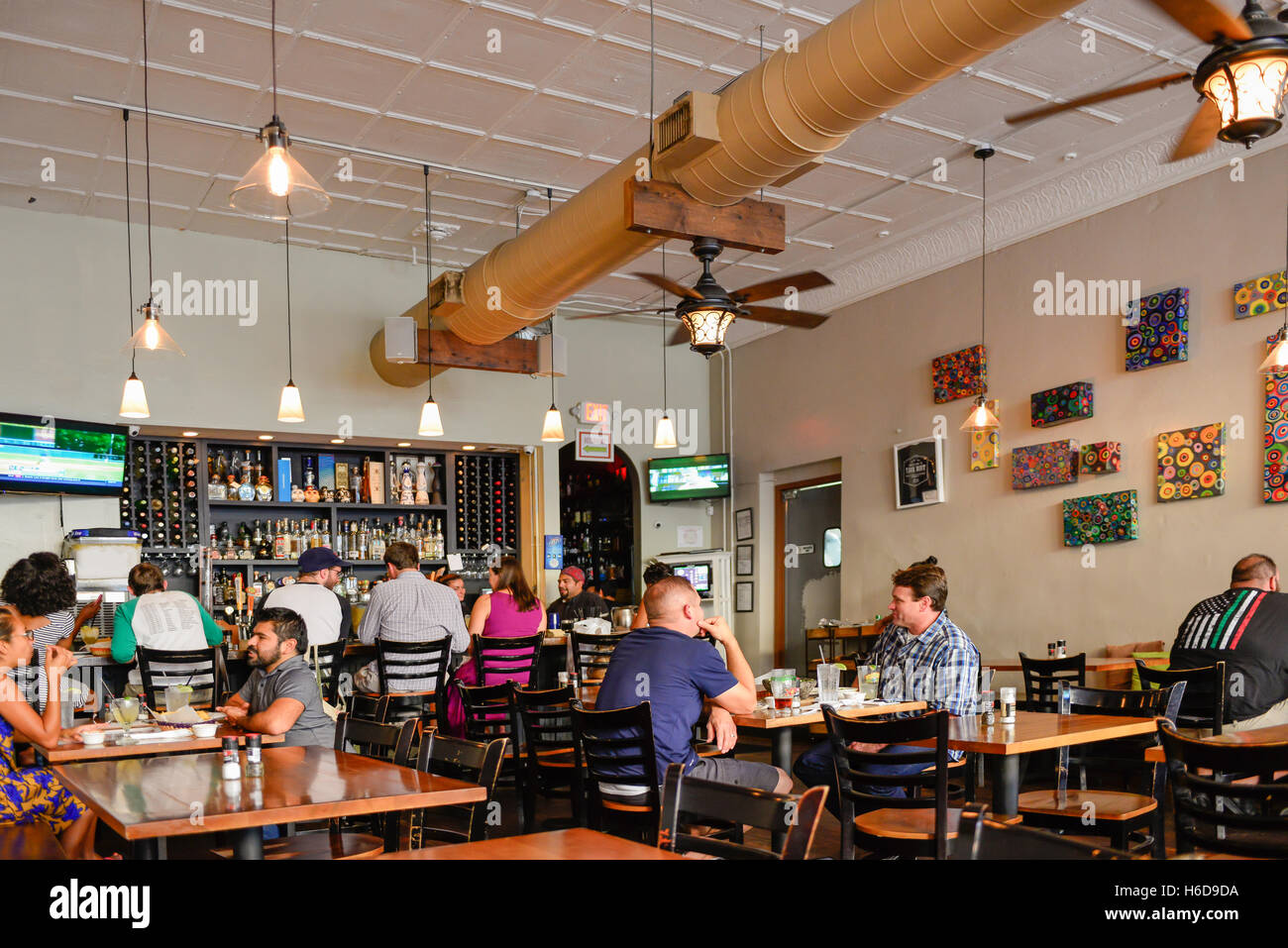Los comensales dentro de la popular & tequila auténtico restaurante