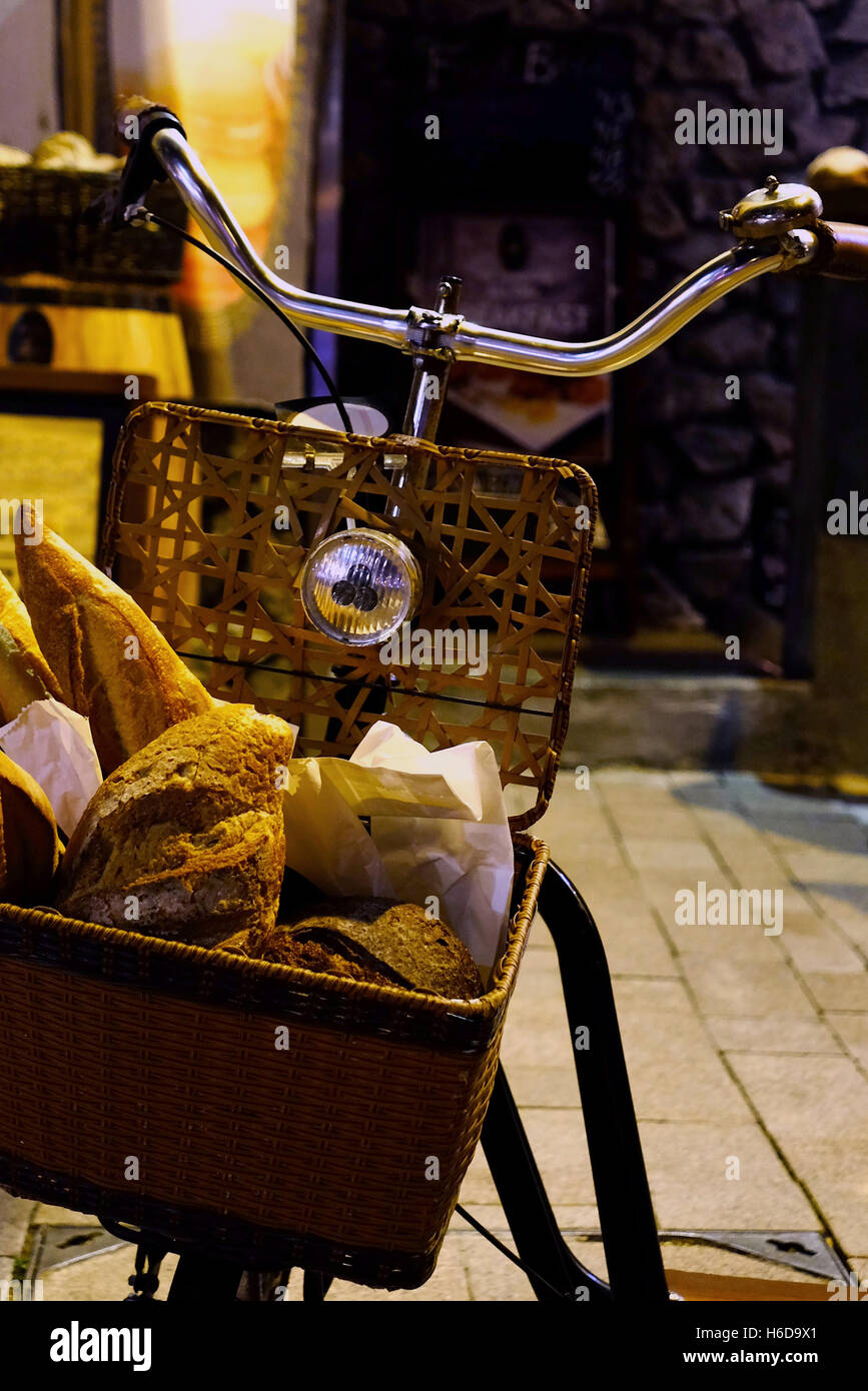 El restaurante al aire libre decoración bicicleta con pan en la cesta de la  compra Fotografía de stock - Alamy